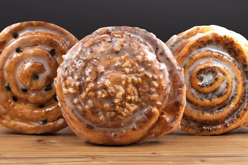 Bild zeigt drei Plunderschnekcen nebeneinander mit unterschiedlicher Füllung. (Rosinen, Nuss und Mohn)