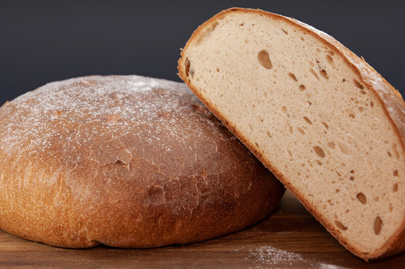 Bild zeigt runden Brot das aufgeschnitten ist.