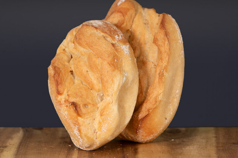 Bild zeigt zwei Weizenbrötchen mit knuspriger Kruste