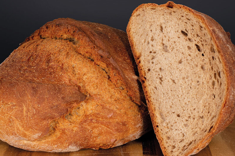 Bild zeigt ein aufgeschnittenes Brot.